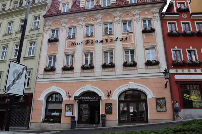 Na privátní večeře s Jiřím Bartoškou, prezidentem festivalu, chodí známé tváře do restaurace Promenáda, která se nachází v těsné blízkosti Vřídelní kolonády.