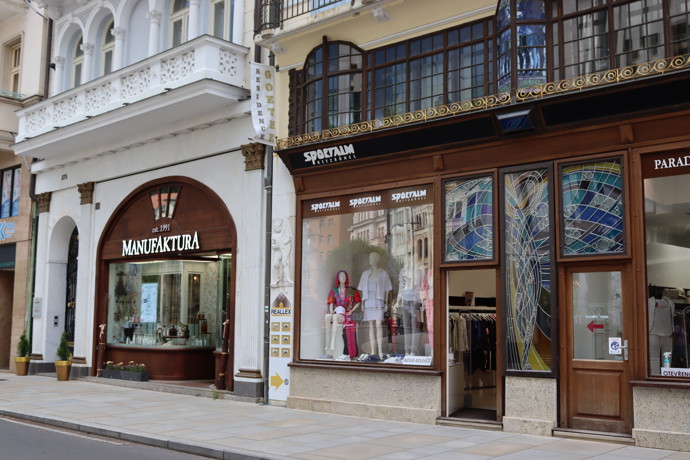 Těšit se zde můžete na formální i sportovní módu nejrůznějších značek. 