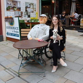 Vchod restaurace najdete na kolonádě snadno. Přivítá vás totiž figurína Švejka.