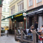 Venkovní posezení je příjemné, protože se nachází mimo hlavní tepnu kolonády.