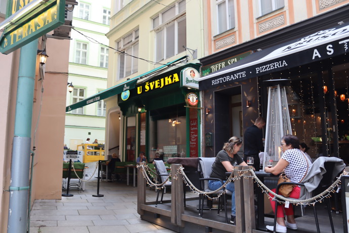 Venkovní posezení je příjemné, protože se nachází mimo hlavní tepnu kolonády.