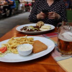 U Švejka najdete také českou klasiku smažený sýr za poměrně lidovou cenu. Nechybí točená plzeň.