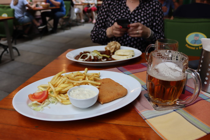 U Švejka najdete také českou klasiku smažený sýr za poměrně lidovou cenu. Nechybí točená plzeň.