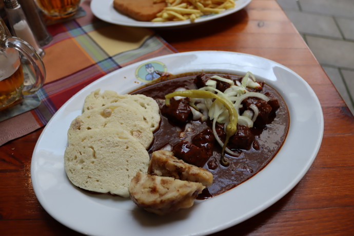 Plzeňský guláš se špekovým a houskovým knedlíkem vyjde v restauraci U Švejka na 229 korun.