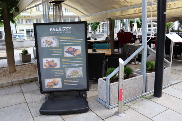 Také na kolonádě naleznete podniky, které lákají na příjemnou nabídku. Například hotel Růže nebo plzeňská restaurace Palacký.