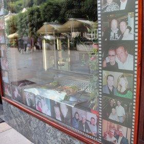 Majitel restaurace si dává záležet, aby zdokumentoval každou známou osobnost, která sem našla cestu. 