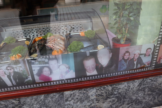 Zahlédnout zde můžeme také představitele Jamese Bonda Daniela Craiga.