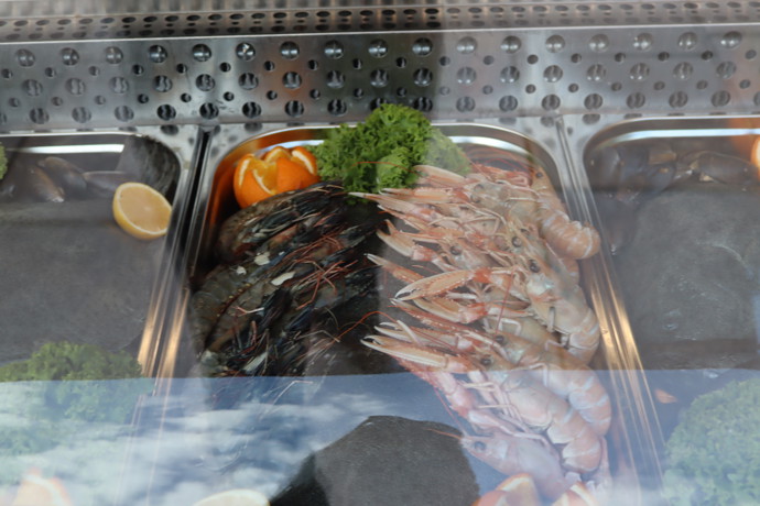 Uvnitř se na hosty smějí krevety a mušle.