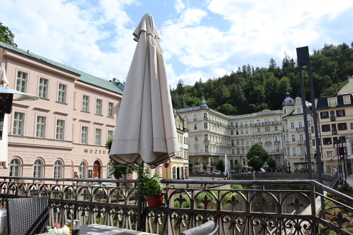 Dominantou je jedinečný výhled na Grandhotel Pupp.