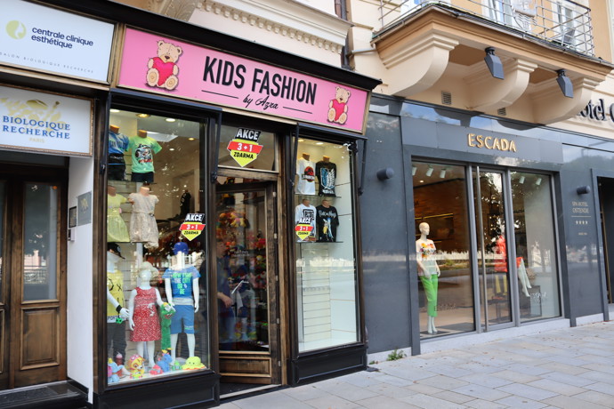 Naleznete zde i obchody zaměřené výhradně na dětskou módu. 