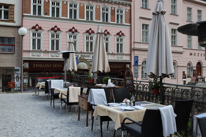 Přes den bývá tradičním místem neformálních setkání venkovní posezení restaurace Embassy. Podávají se například ovocné knedlíčky nebo pečená kachna.