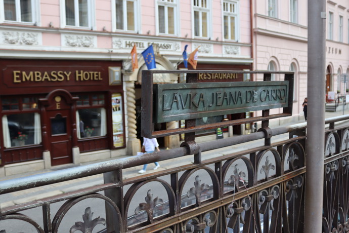 Venkovní posezení restaurace Embassy se nachází přímo na Lávce Jeana DeCarro.