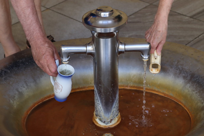 Během toulek Karlovými Vary nezapomeňte ochutnat alespoň jeden ze zdejších léčivých pramenů.