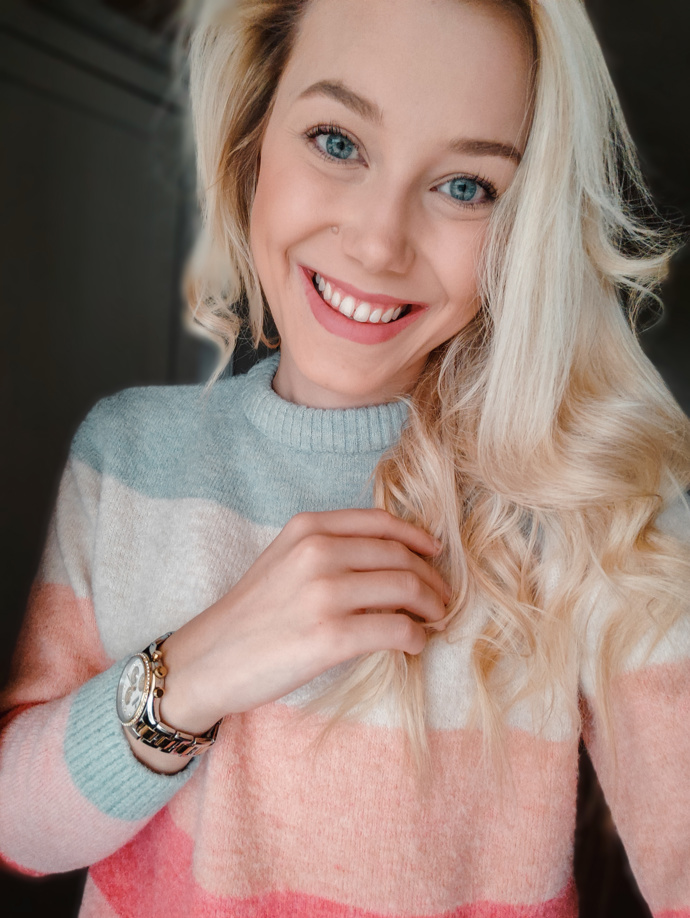 Redaktorka Dana nalíčená tekutou rtěnkou Bourjois Paris Rouge Velvet Ink v odstínu 03 Rose Me Tende.