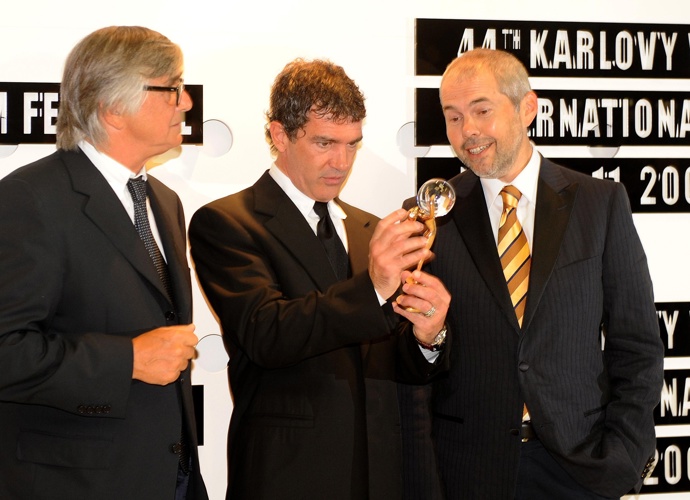 Antonio Banderas s prezidentem festivalu Jiřím Bartoškou a moderátorem Markem Ebenem.
