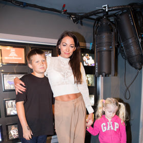 Kryšpín se svou mladší sestrou Miou.