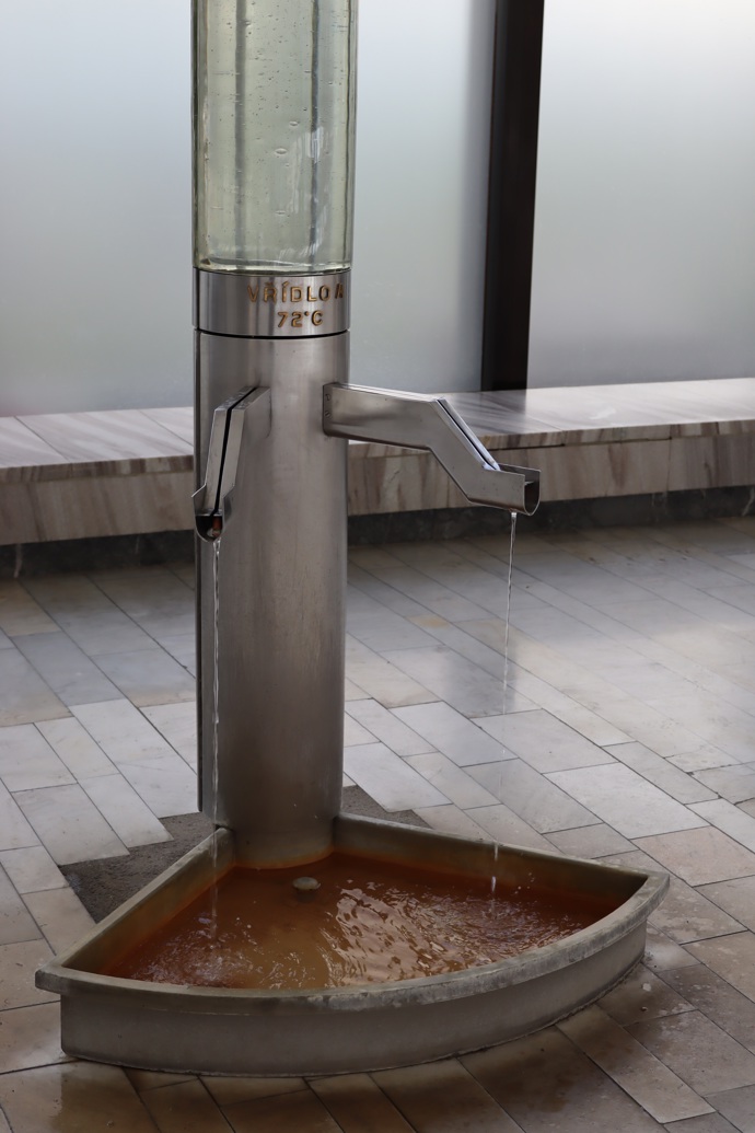 Pramen Vřídlo se nachází na Vřídelní kolonádě.