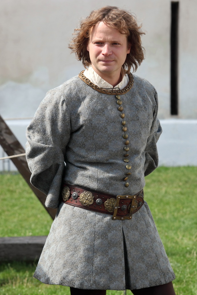 Kryštof Hádek se na plátně proměnil několikrát. V sérii Hlas pro římského krále měl slušivé blonďaté mikádo, ve filmu Kobry a užovky zase pestrobarevné pankáčské číro.