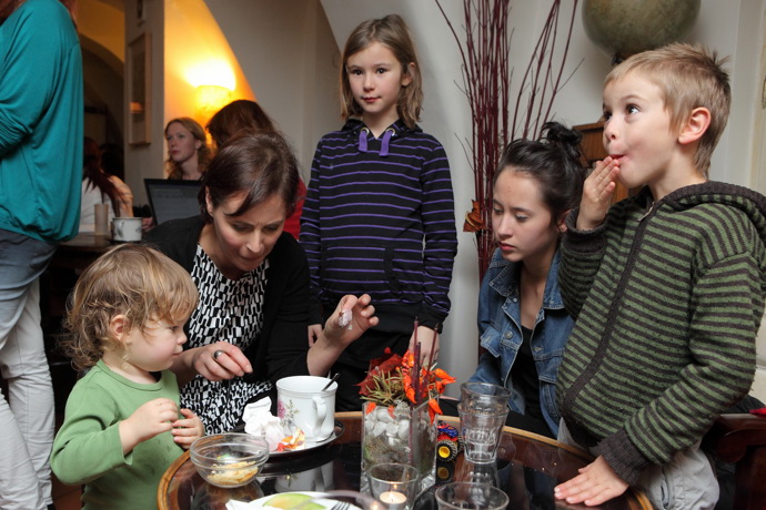 Čtyři děti má herečka Lenka Vlasáková. S exmanželem, výtvarníkem Egonem Tobiášem, si pořídila dceru Sofii, která kráčí v otcových šlépějích. Se současným partnerem, hercem Janem Dolanským, pak vychovává tři děti: Amélii, jež miluje jízdu na koni, Maxe a Johana.