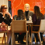 Hereččina maminka Janelle (druhá zleva) je zdravotní sestra. Nicole o ní také mluví jako o velmi silné ženě, která vedla rodinu pevnou, ale milující rukou a ženský prvek díky ní u Kidmanových dominoval a prý stále dominuje. Na snímku s vnučkami Faith a Sunday, dcerou Nicole a zetěm Keithem.