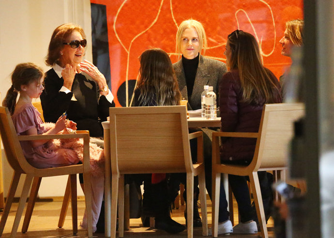 Hereččina maminka Janelle (druhá zleva) je zdravotní sestra. Nicole o ní také mluví jako o velmi silné ženě, která vedla rodinu pevnou, ale milující rukou a ženský prvek díky ní u Kidmanových dominoval a prý stále dominuje. Na snímku s vnučkami Faith a Sunday, dcerou Nicole a zetěm Keithem.