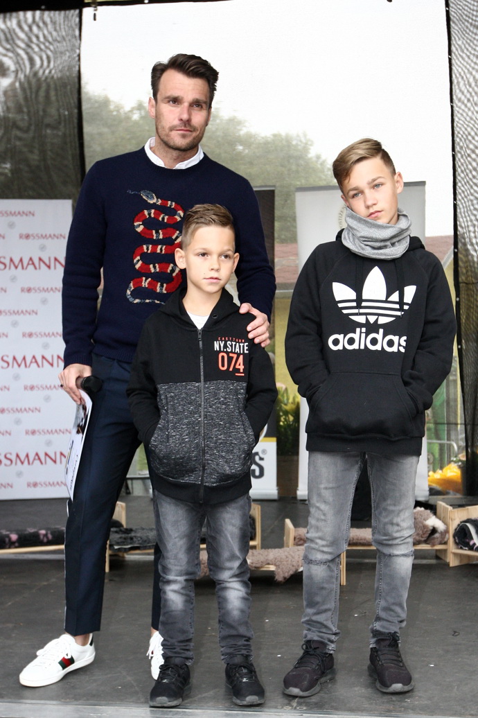 Klukům Leoše Mareše je dneska 13 a 16 let.