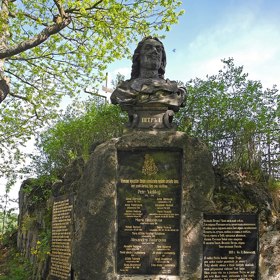 Busta Petra Velikého v lázeňských vrších na Petrově výšině