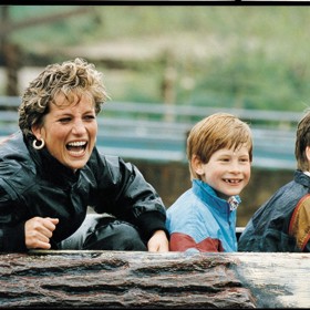 Princ William (vpravo) s bratrem Harrym a maminkou princeznou Dianou. 