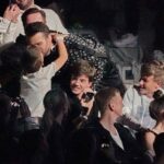 Během koncertů nezapomene Leoš Mareš dojít své syny políbit do publika.