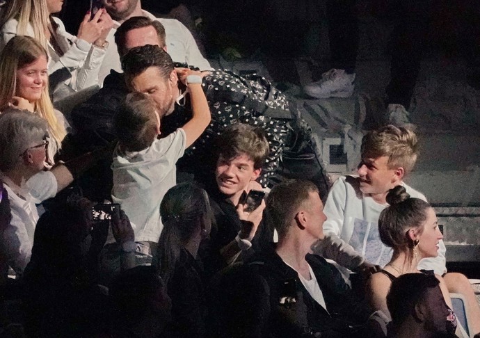 Během koncertů nezapomene Leoš Mareš dojít své syny políbit do publika.