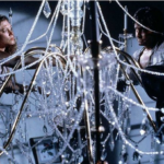 Při natáčení scény s lustrem vyhlásil Danny DeVito ze srandy pauzu na oběd. Michael Douglas a Kathleen Turner tak zůstali viset ve vzduchu.