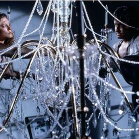 Při natáčení scény s lustrem vyhlásil Danny DeVito ze srandy pauzu na oběd. Michael Douglas a Kathleen Turner tak zůstali viset ve vzduchu.