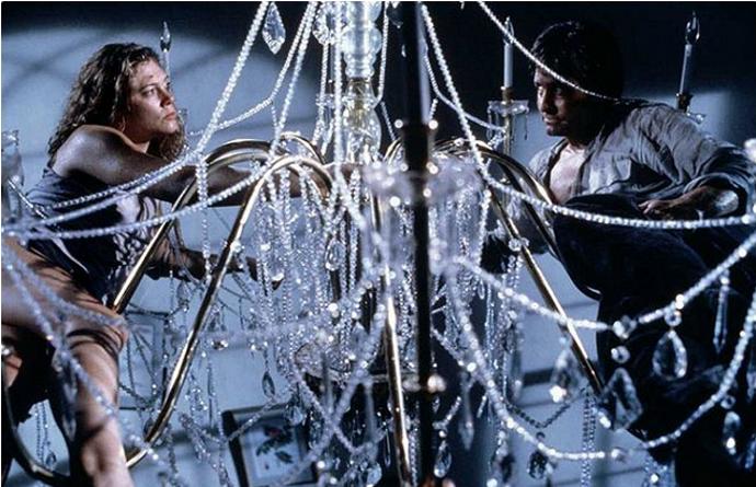 Při natáčení scény s lustrem vyhlásil Danny DeVito ze srandy pauzu na oběd. Michael Douglas a Kathleen Turner tak zůstali viset ve vzduchu.