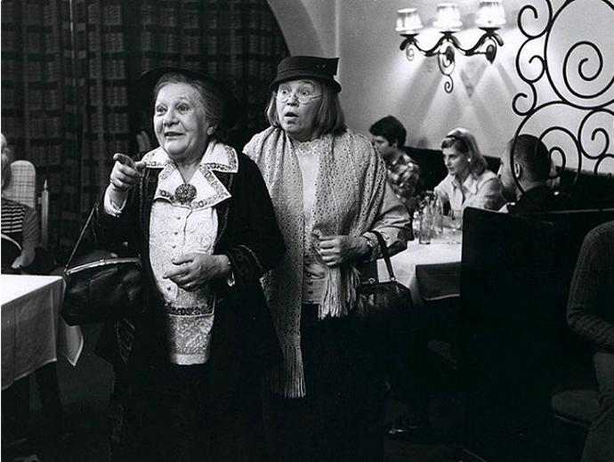 Drahé tety a já: Fany (Nataša Gollová) a Andělka (Eva Svobodová) jsou trošku bláznivé a rády si hrají na vyšetřovatelky. O zábavu tak není nouze.