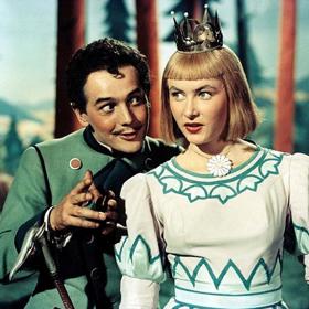 Alena Vránová vzpomínala, že během natáčení pohádky Hrátky s čertem došlo k několika otravám. Kulisy totiž byly namalovány anilinovými barvami.