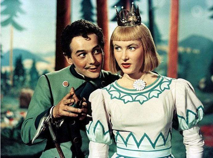 Alena Vránová vzpomínala, že během natáčení pohádky Hrátky s čertem došlo k několika otravám. Kulisy totiž byly namalovány anilinovými barvami.