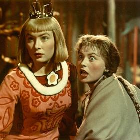 Hrátky s čertem: Princezna Dišperanda (Alena Vránová) a její služebná Káča (Eva Klepáčová) se chtějí vdát tak moc, že se kvůli tomu upíší samotnému peklu. Najde se odvážlivec, který je zachrání?