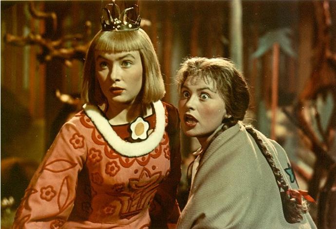 Hrátky s čertem: Princezna Dišperanda (Alena Vránová) a její služebná Káča (Eva Klepáčová) se chtějí vdát tak moc, že se kvůli tomu upíší samotnému peklu. Najde se odvážlivec, který je zachrání?