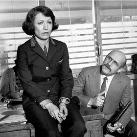 Hana Maciuchová v seriálu Dynastie Nováků, kde si zahrála výpravčí Lídu Kučerovou.