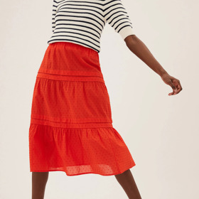 Nabíraná oranžová sukně. Marks&Spencer, 1299 Kč