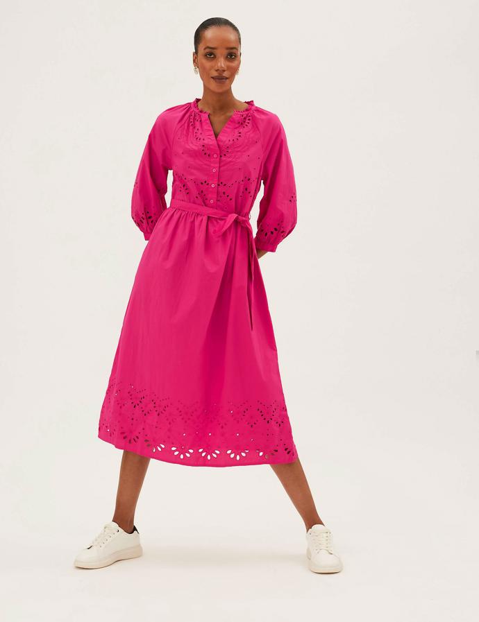Růžové vyšívané midi šaty s výstřihem do V z čisté bavlny. Marks&Spencer, 1 899 Kč. 