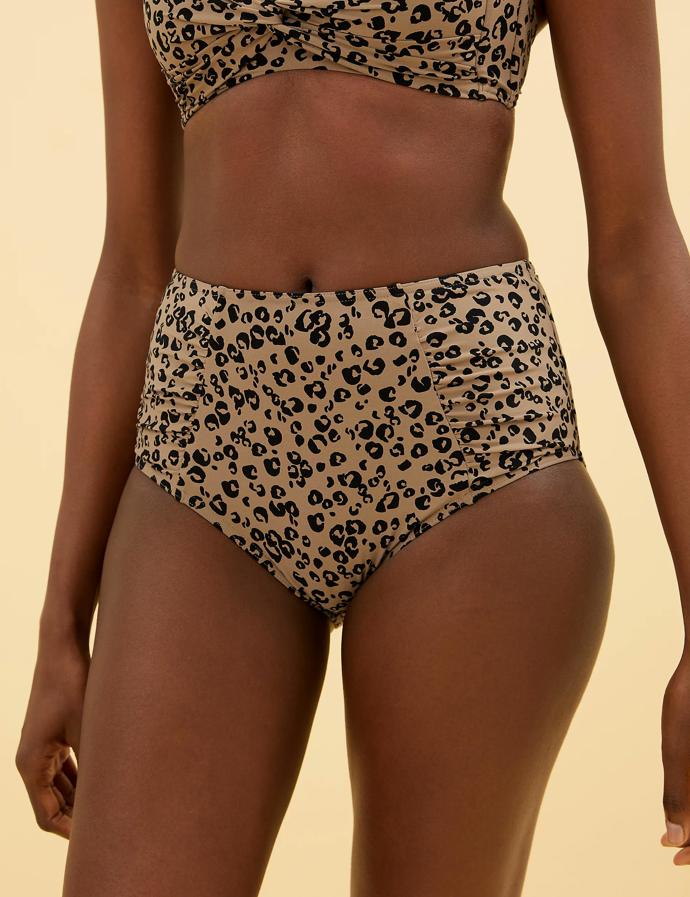 Spodní díl bikin zpevňující břicho se zvířecím potiskem. Marks&Spencer, 529 Kč