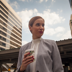 Bláhova manželka Renata (Táňa Pauhofová) je vytížená manažerka, která nemá na nic čas, hlavně ne na svou dceru.