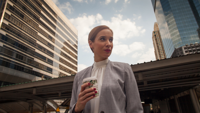 Bláhova manželka Renata (Táňa Pauhofová) je vytížená manažerka, která nemá na nic čas, hlavně ne na svou dceru.