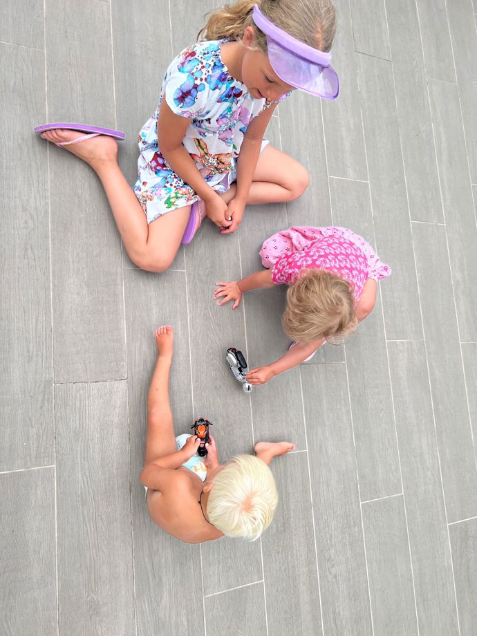 Děti se zabaví kdekoliv, začínají být ale unavený. 