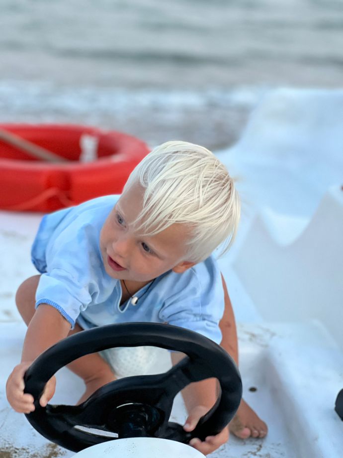 Za volantem si připadá úplně jako táta.