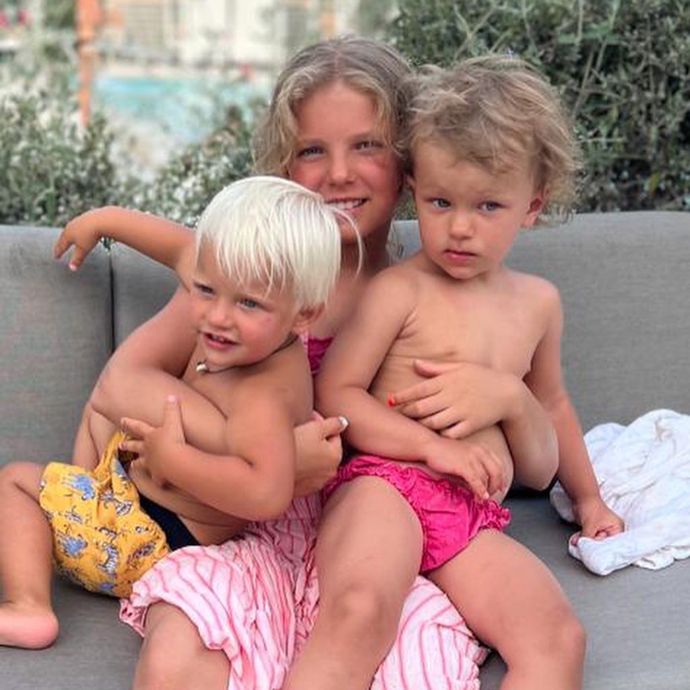 Děti jsou šťastný a hrajou si tady jako koťata.  