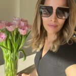 Krásná a usměvavá moderátorka Petra Svoboda a její velké hranaté sluneční brýle Prada se zlatým zdobením.