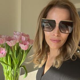 Krásná a usměvavá moderátorka Petra Svoboda a její velké hranaté sluneční brýle Prada se zlatým zdobením.