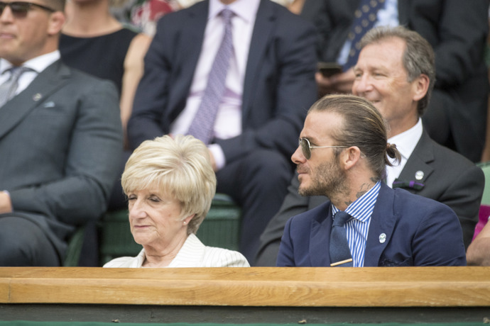David Becham svou maminku velmi miluje. Nevynechá příležitost, aby ji nedoprovodil do společnosti. Zde si spolu například vyrazili na tenisový Wimbledon.